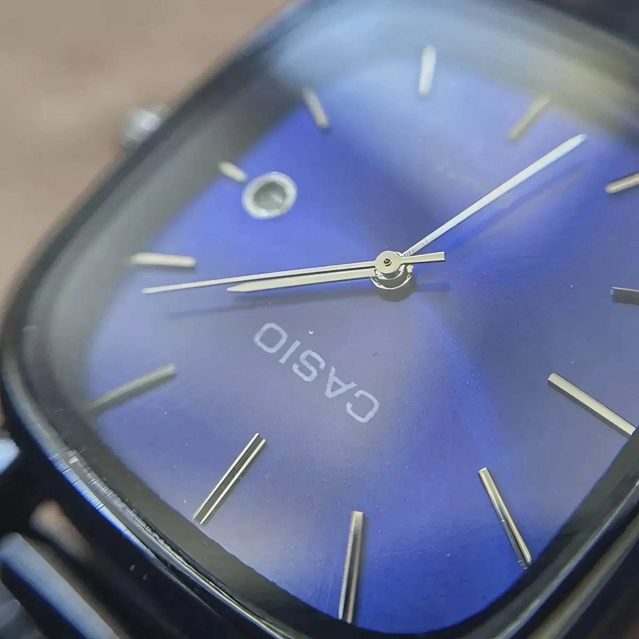 C A S I O Luxurious 36mm Watch - Water Resistant | Transferred steel Relógio CASIO Luxurious 36mm - Unissex Resistente à água | Aço Inoxidável Vermond 